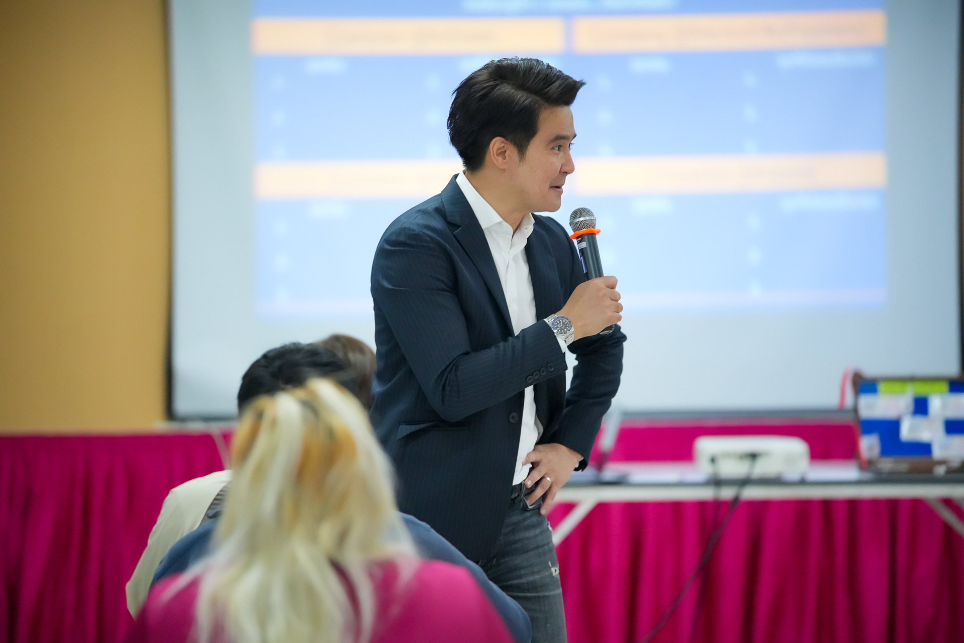 Sirin Space partner leading a session